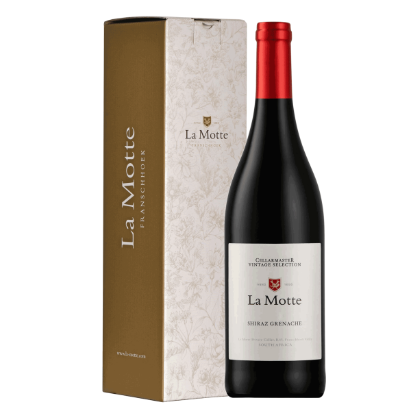 https://capreo.com/media/b8/16/a8/1717716625/La Motte Cellarmaster Vintage Selection Shiraz Grenache 2020 in Geschenkverpackung_1.png