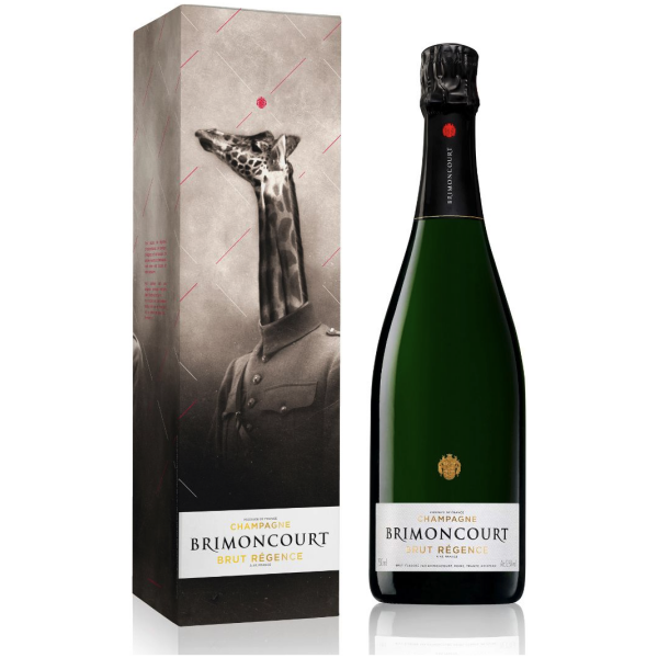 Ein elegantes Set des Champagne Brimoncourt Brut Régence, bestehend aus einer Flasche und einer Geschenkbox. Die Flasche zeigt ein schlichtes, aber stilvolles Etikett mit der Marke und der Sortenbezeichnung. Neben der Flasche ist die dazugehörige Geschenkbox mit einem auffälligen, monochromatischen Bild einer Giraffe in einem Anzug abgebildet, das die Einzigartigkeit und den kreativen Geist der Marke unterstreicht. Der Hintergrund der Box ist mit roten Akzenten versehen, die das Logo der Marke hervorheben